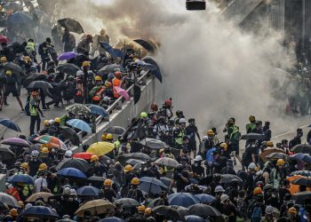 Hong Kong Leader to Hold 1st Community Talks to Try to End Crisis